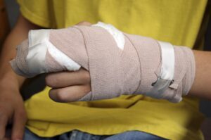 Sebastian Fundora Withdraws from Fight with Keith Thurman After Suffering Hand Injury